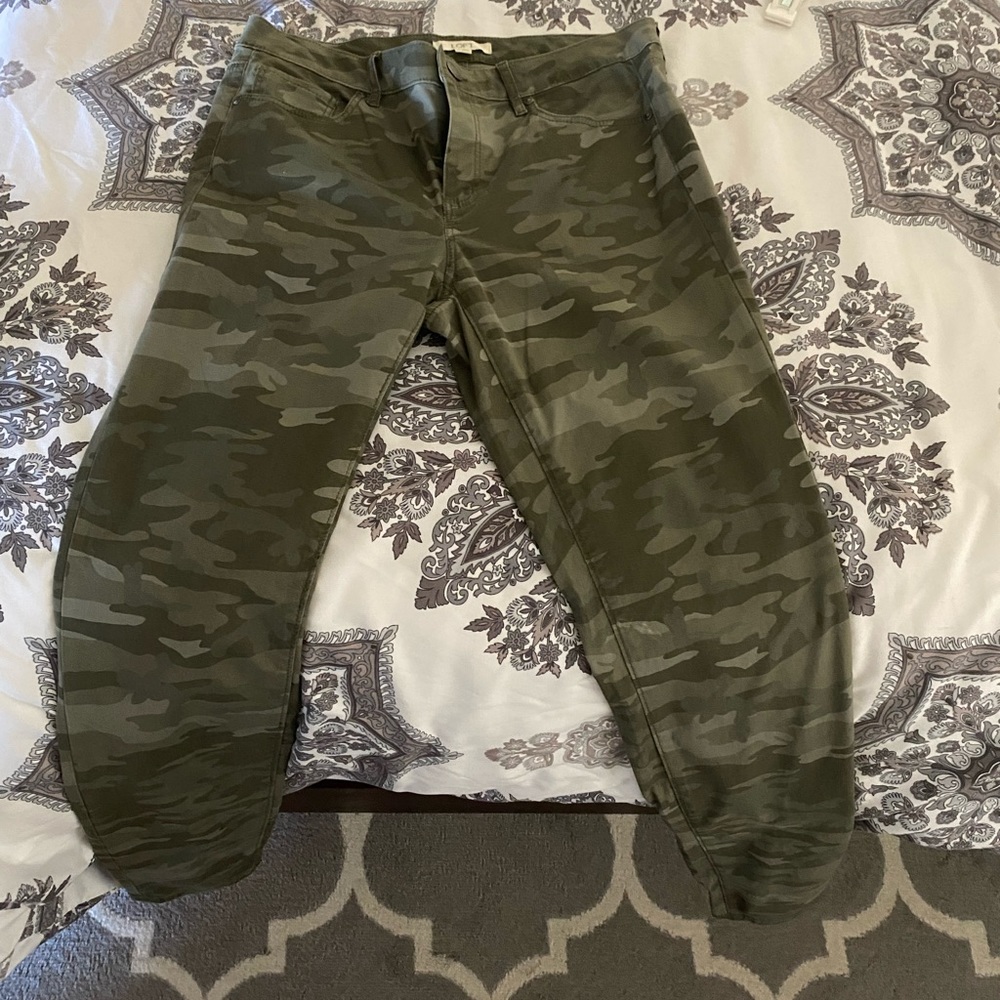 Loft 6T Camouflage Skinny Pants.